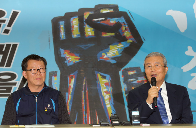 The Minjoo Party of Korea‘s interim chief Kim Chong-in (right) meets with Choi Jong-jin, acting chairman of the Korean Confederation of Trade Unions, on March 7. Yonhap