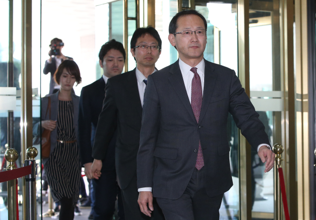 Hideo Suzuki, a minister at the Japanese Embassy, enters the Foreign Ministry building in Seoul on Friday. (Yonhap)