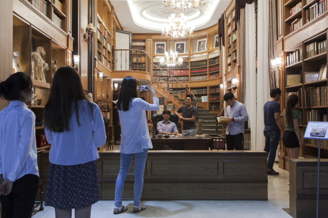 Visitors pose in the exhibition, featuring filming sets and stage props of “My Love from the Star,” at Dongdaemun Design Plaza in June 2014. (Korea Tourism Organization)