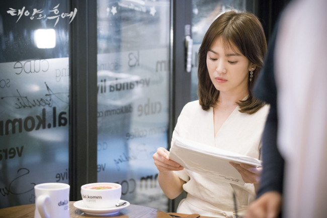 Song Hye-kyo rehearses her lines for a scene in “Descendants of the Sun.” (KBS)