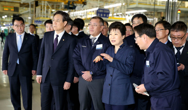 President Park Geun-hye and Hyundai Motor vice chairman Chung Eui-sun (second from left) visit the carmaker’s Ioniq Electric production line Friday in Asan, South Chungcheong Province. (Yonhap)