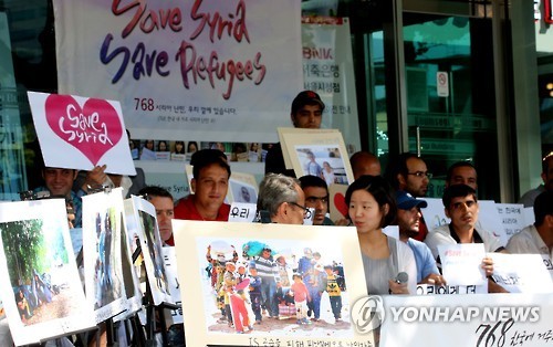 Syrian refugees hold a rally in Seoul, calling for support. (Yonhap)