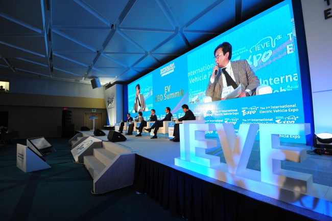Executives from global EV makers, including Renault and BYD, share ideas and insights on the opportunities and challenges ahead of the EV industry during the CEO Summit, held as a sideline event of the 3rd IEVE on Friday. IEVE organizing committee