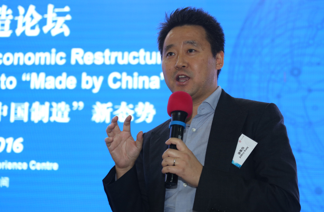 IngDan founder and CEO Jeffrey Kang speaks during the China Insights Forum at the IngDan Experience Center in Shenzhen last Friday. The event was cohosted by IngDan and China Daily. (China Daily)