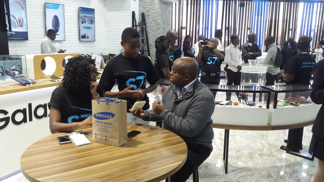 SAMSUNG GALAXY S7 ARRIVES IN KENYA -- A Samsung Electronics retail shop in Nairobi, Kenya, is packed with customers Friday, when the company’s latest flagship smartphone Galaxy S7 and its Edge variant went on sale. The phones debuted in some countries, including China, India, Kenya and Mexico, last week following their first release early this month. (Samsung Electronics)