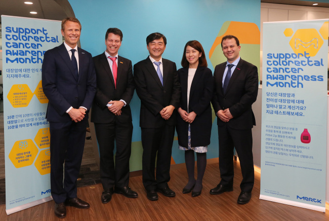 Merck Korea managing director Michael Grund (second from left) poses with employees and medical experts during an event to raise awareness on colorectal cancer in Seoul on Friday. (Merck Korea)