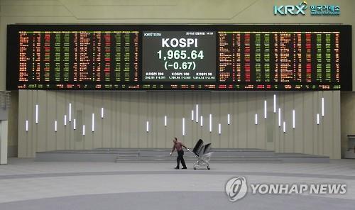 Seoul share prices are displayed on an electronic board at the Korea Exchange. (Yonhap)