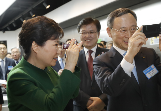 KOREAN SILICON VALLEY – President Park Geun-hye (left) tries out a virtual reality device along with KT chairman Hwang Chang-kyu at the opening ceremony of the nation’s new start-up accelerating complex, called “Start-up Campus,” in Pangyo, Gyeonggi Province, on Tuesday. Dubbed “Korean version of Silicon Valley,” the campus aims to nurture more than 1,000 start-ups in the next 10 years. (Yonhap)