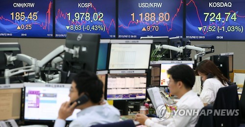 Traders monitor Seoul share prices at the Korea Exchange. (Yonhap)