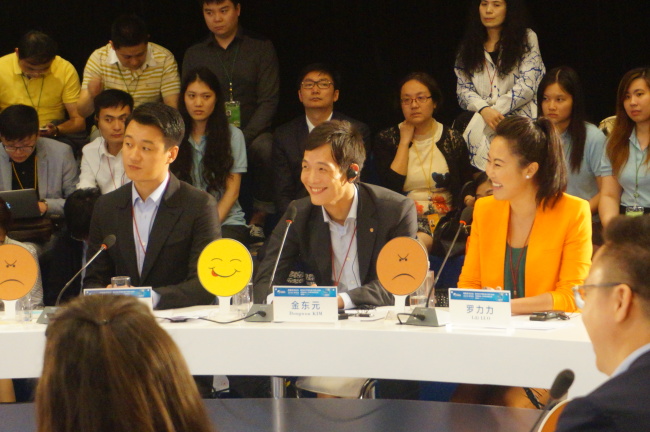 Hanwha Life Insurance executive Kim Dong-won (center) attends a panel discussion session at Boao Forum in China on Tuesday. (Hanwha Group)