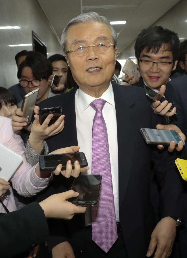 The Minjoo Party of Korea chairman Kim Chong-in receives questions from reporters at the National Assembly. Yonhap