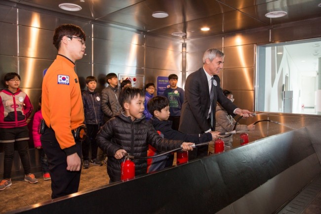 SAFETY EDUCATION FOR CHILDREN -- Bill Miner (right), Korea chairman of Chevron, participates in a “Safe Nuri” event, a safety education program for children at Borame Safety Center in southern Seoul on Wednesday. The Korean unit of the global integrated energy company has supported the safety drill program designed to protect children from danger and promote safety awareness and preparedness. (Chevron Korea)