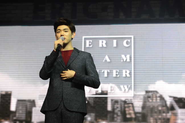 Singer-songwriter Eric Nam performs at the showcase held at the Yes24 Muv Hall on Thursday. (CJ E&M)