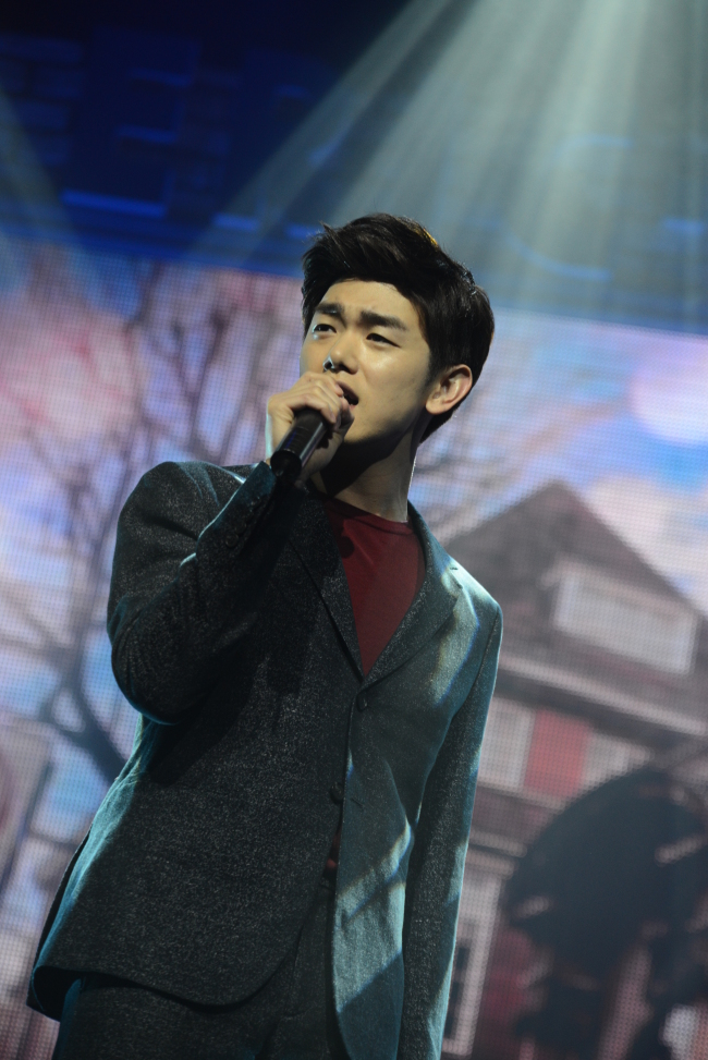 Singer-songwriter Eric Nam performs at the showcase held at the Yes24 Muv Hall on Thursday. (CJ E&M)