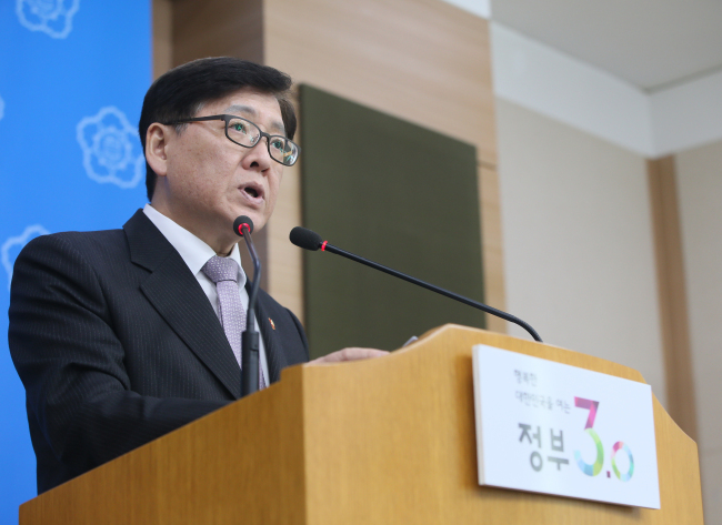 Health Minister Chung Chin-youb speaks at a press conference Thursday. (Yonhap)