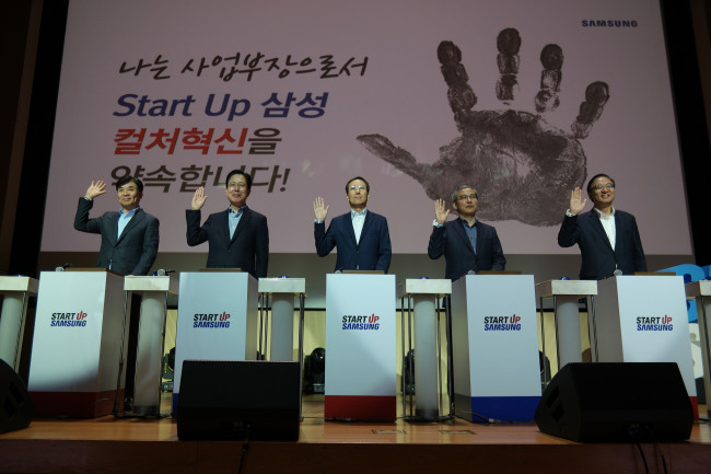 Samsung Electronics business chiefs announce the company’s new vision “Start-up Samsung” at its research and development campus in Suwon, Gyeonggi Province, on Thursday. From left are Kim Hyun-seok, president and TV chief; Seo Byung-sam, senior vice president and appliance chief; Kim Ki-ho, senior vice president and printing solutions chief; Jun Dong-soo, medical equipment chief; and Kim Young-ki, president and network business chief. (Samsung Electronics)