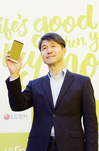 LGE CEO Cho Ju-no poses with the G5 smartphone.(LGE)
