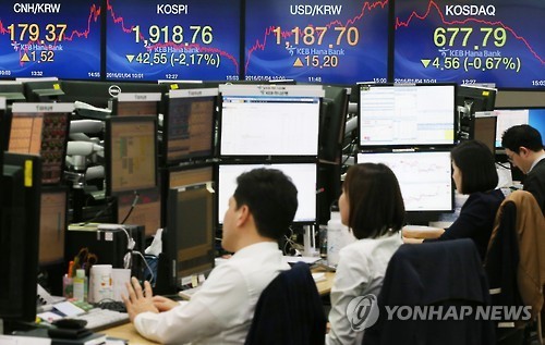 Traders monitor Seoul share prices at a local bank. (Yonhap)