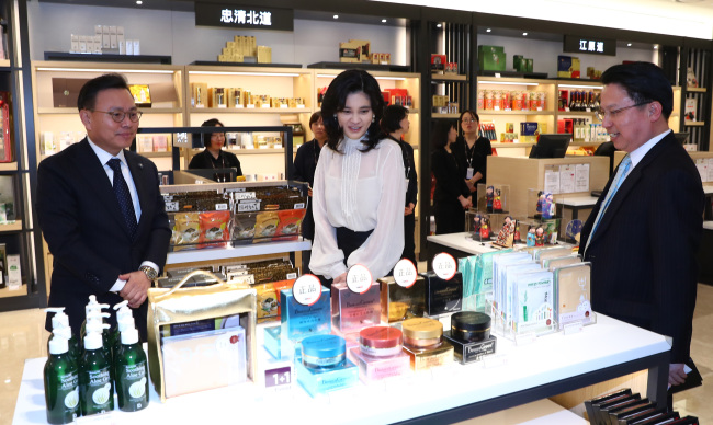 HOTEL SHILLA OPENS NEW DUTY-FREE SHOP -- Hotel Shilla president Lee Boo-jin (center), the eldest daughter of Samsung Electronics chairman Lee Kun-hee, looks around the floor space of the hotel’s new urban duty-free store HDC Shilla Duty Free that opened Friday in Yongsan, central Seoul. (Yonhap)