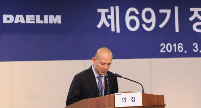 APOLOGY – Lee Hae-wook, vice chairman of Daelim Industrial of Daelim Group, apologizes for alleged gross mistreatment of his chauffers at the company’s shareholders’ meeting in Seoul on Friday. Lee, who is the group’s heir, said that the scandal was due to his negligence. Yonhap