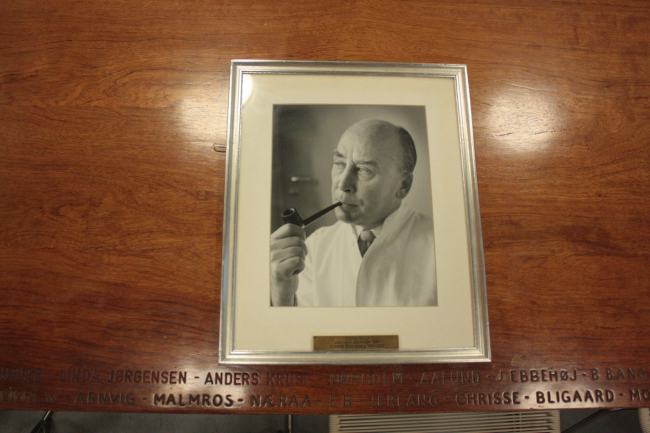 A portrait of Dr. Eduard Busch is engraved on a table made with Korean hardwood and placed at the Danish National Hospital in Copenhagen. (Korean Embassy in Denmark)