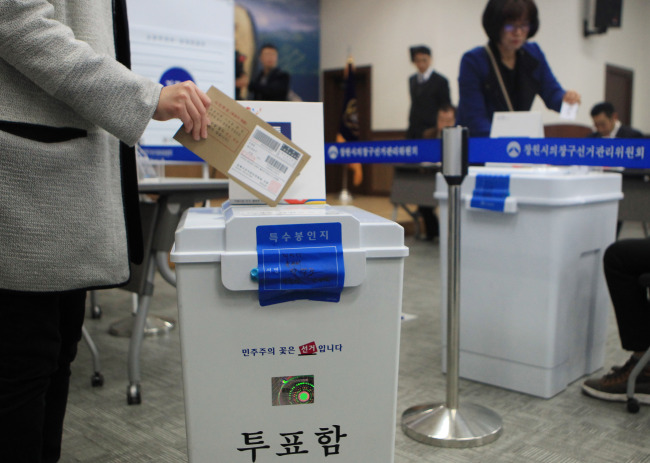 Participants try casting ballots under the new system at the National Election Commission’s district office in Changwon on March 17. Yonhap