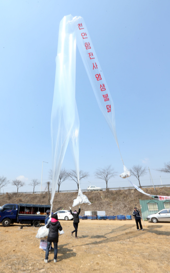 A North Korean defectors’ group Fighters for Free North Korea dispatch leaflets condemning Pyongyang’s nuclear test inside giant balloons from Paju, Gyeonggi Province, on Saturday. (Yonhap)