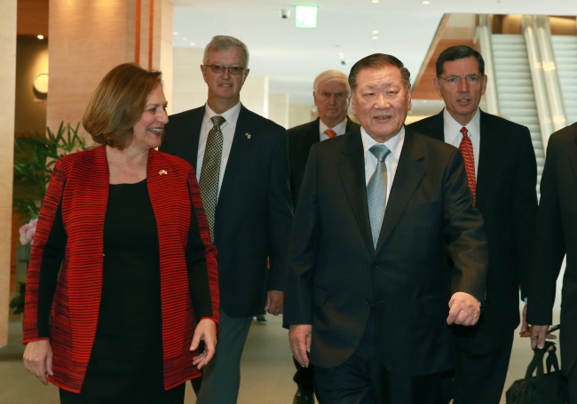 Hyundai Motor Group chairman Chung Mong-koo (right, front row) walks with U.S. Sen. Deb fischer to their luncheon venue at the Rolling Hills in Hwaseong, Gyeonggi Province on Monday. Hyundai Motor Group