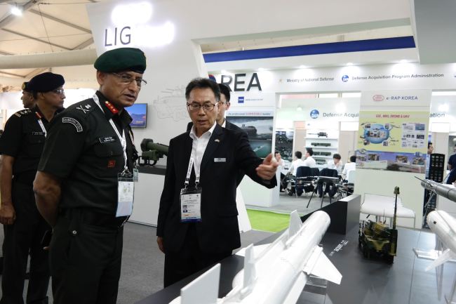 INTEREST IN KOREAN DEFENSE EQUIPMENT -- An official from LIG Nex 1, Korea‘s leading arms contractor, promotes Haesung, a long-range anti-ship cruise missile, to Indian high-ranking military officials Tuesday during the Defexpo India 2016 being held in the West Asian country. (LIG Nex 1)