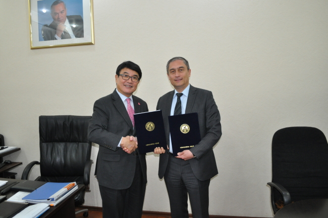 Paik Nam-sun (left), the director of Ewha Womans University Medical Center, poses with Laziz Tuychiev, deputy minister of health of Uzbekistan, after signing an agreement to offer consultations for Uzbekistan’s first state-run general hospital specifically targeting women patients. (Ewha Womans University Medical Center)