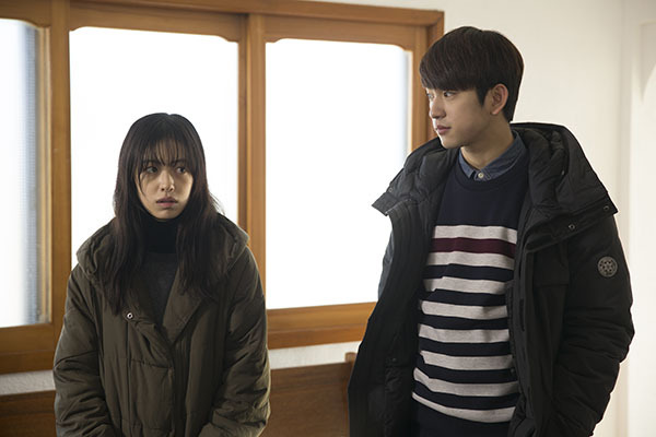 A still from “A Stray Goat,” which is directed by Cho Jae-min. It stars actress Ji Woo (left) and Park Jin-young, member of boy band GOT7. (Myung Film/JIFF)