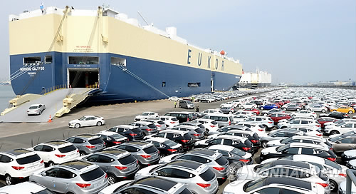 Cars are lined up at South Korea‘s Ulsan Port to be shipped overseas. (Yonhap)