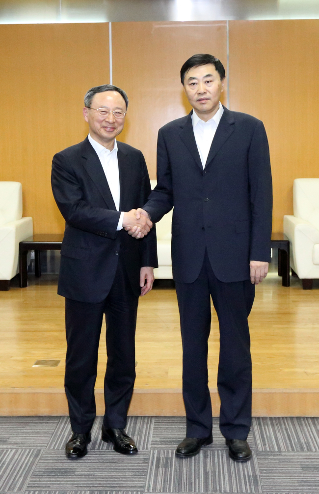 KT CEO Hwang Chang-gyu (left) poses with China Mobile chairman Shang Bing after a meeting in Beijing on Thursday. (KT)