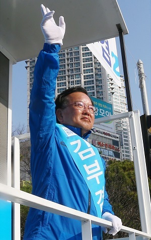 The Minjoo Party’s Kim Boo-kyum waves to citizens in Daegu. (Yonhap)