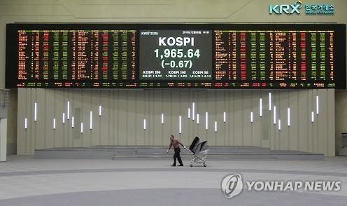 Seoul share prices are displayed on an electronic board at the Korea Exchange. (Yonhap)