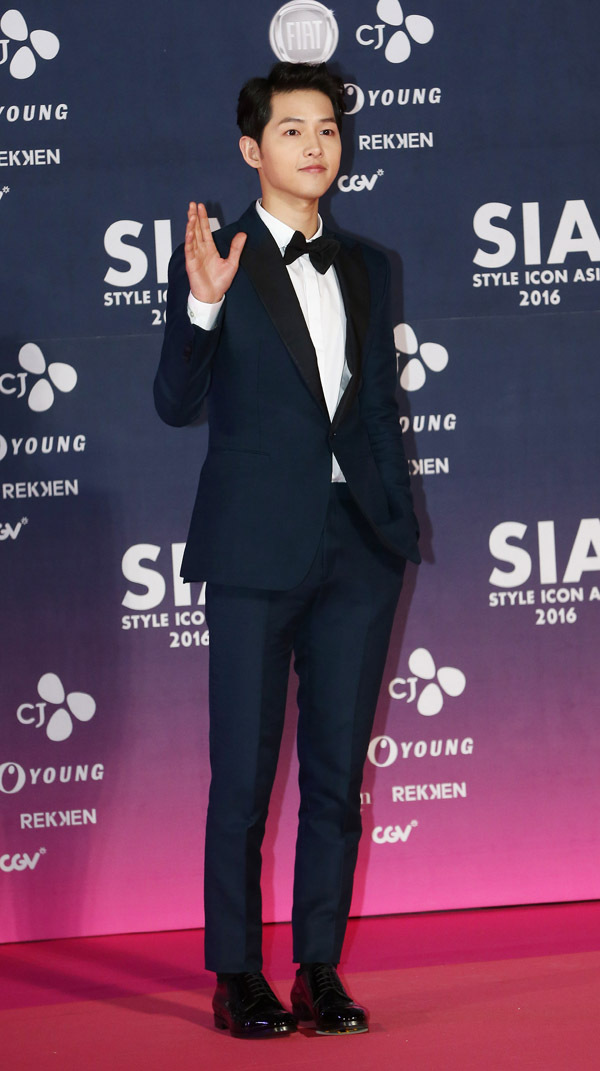 Photo caption: Actor Song Joong-ki poses at the 2016 Style Icon Asia awards in Seoul on March 15. (Yonhap)