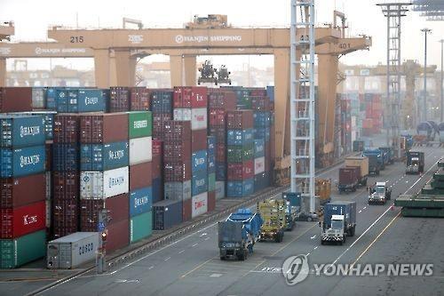 A container port in Busan (Yonhap)