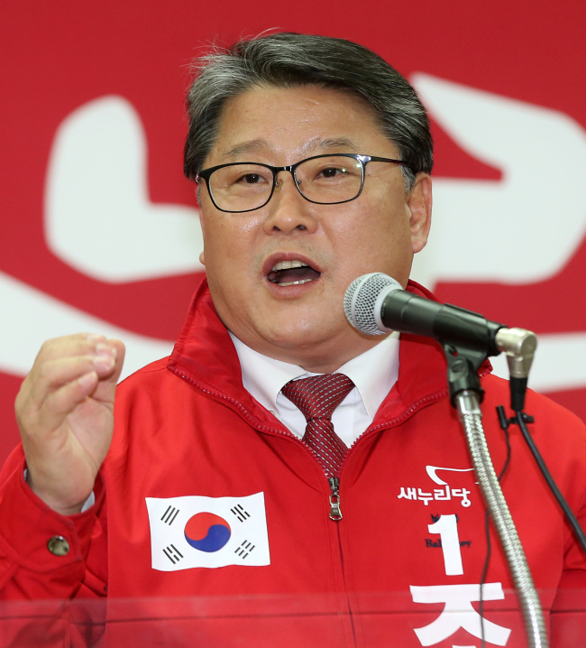 Rep. Cho Won-jin gives speech to his supporters at the Saenuri Party`s Daegu office. Yonhap.