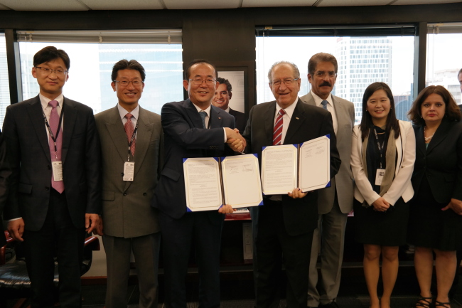 KEPCO senior vice president Lyu Hyang-reol (third from the left) and CFE official Benjamin Granados (fourth from the right) pose after signing a memorandum of understading. (KEPCO)