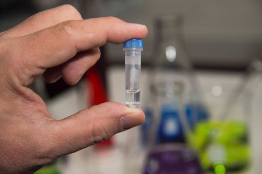 A vial containing a few droplets of water -- and 1 million copies of an old movie encoded onto DNA -- is displayed during a media tour at Technicolor’s Sunset Boulevard studios in Hollywood, California, March 30. (AFP-Yonhap)