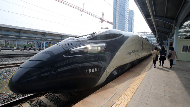 NEW BULLET TRAIN, HEMU – New bullet train Hemu enters Gwangmyeong station in Gyeonggi Province, during a trial ride event on April 6. The train developed by Korean technologies is able to drive up to 430 kilometers. (Yonhap)