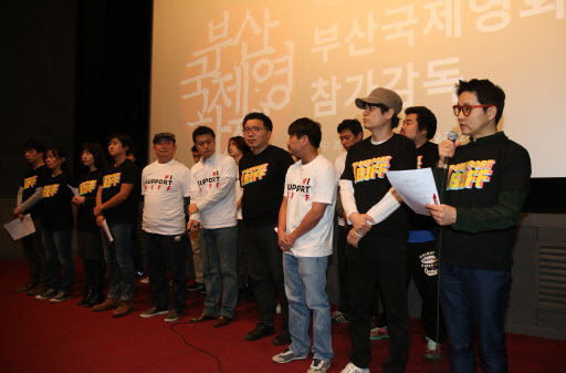 Film director Kim Jho Gwang-soo reads a statement at a press conference held at the Seoul Art Cinema in Seoul on March 24. A total of 148 directors who had participated in BIFF attended the event to demand the film festival‘s independence. (Yonhap)