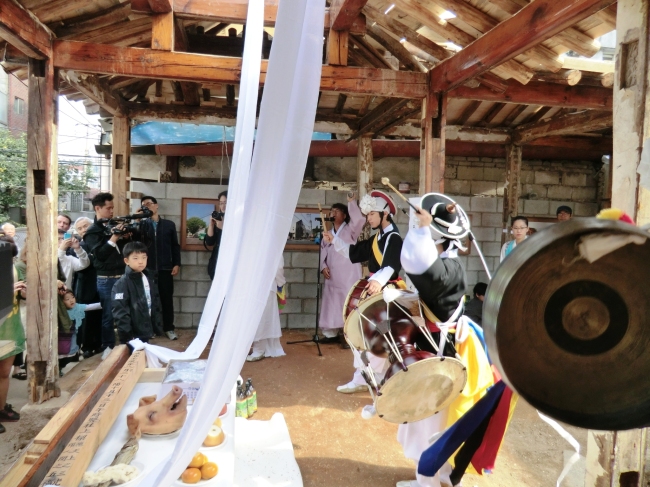 A ceremony is held to mark the raising of the beam at Fouser’s hanok in Seochon, Seoul. (Robert J. Fouser)