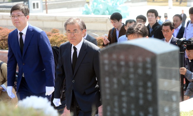 The Minjoo Party of Korea's former leader Rep. Moon Jae-in (second from left), accompanied by the late President Kim Dae-jung's son Kim Hong-gul (far left), visits the May 18 National Cemetery to honor the victims during the 1980‘s pro-democracy uprising in Gwangju. Yonhap