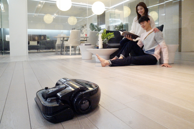 SAMSUNG’S NEW ROBOT VACUUM – Samsung Electronics on Monday unveiled its new robot vacuum cleaner Powerbot. The vacuum, priced at 1.59 million won, has double the suction power compared to its previous model, according to the company. (Samsung Electronics)