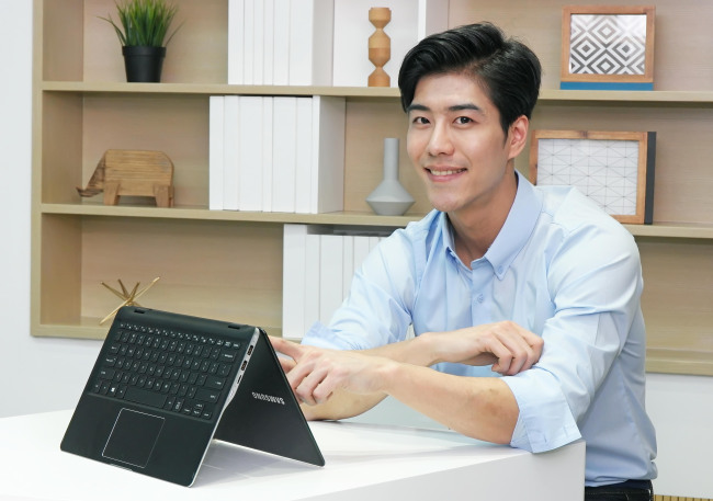 SAMSUNG ROTATING LAPTOP -- Samsung Electronics on Tuesday unveiled its Samsung Notebook 9 Spin, a laptop with a rotating touch screen display that also works like a tablet PC. (Samsung Electronics)