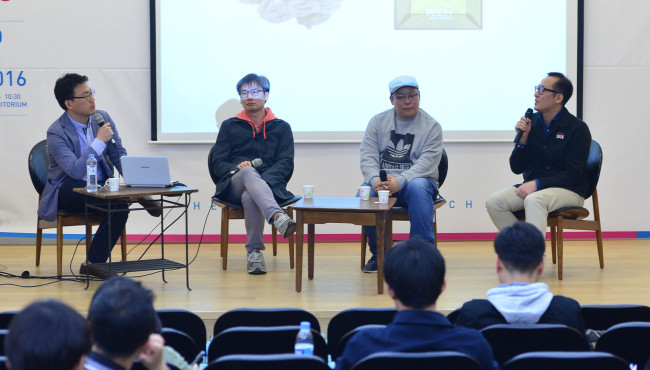 From left: Graphic designer Kang Ku-ryong, Kookmin University professor Choi Seung-joon, LG Uplus’ IoT general manager Song Tae-min and Kookmin University professor Lee Ji-won speak at a preview lecture for the upcoming 2016 Herald Design Tech workshop at Herald Square in Seoul on Monday. (Yoon Byung-chan/The Korea Herald)