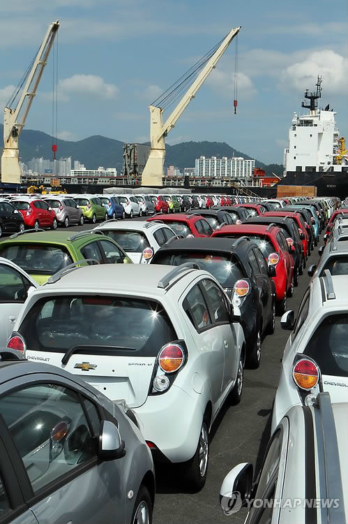 GM Korea cars are lined up ready to be shipped to overseas markets. (Yonhap)