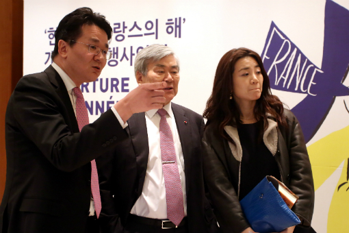 New Jin Air president Cho Won-tae (left), with his father, Hanjin Group chairman Cho Yang-ho, and his younger sister Cho Hyun-min (Yonhap)