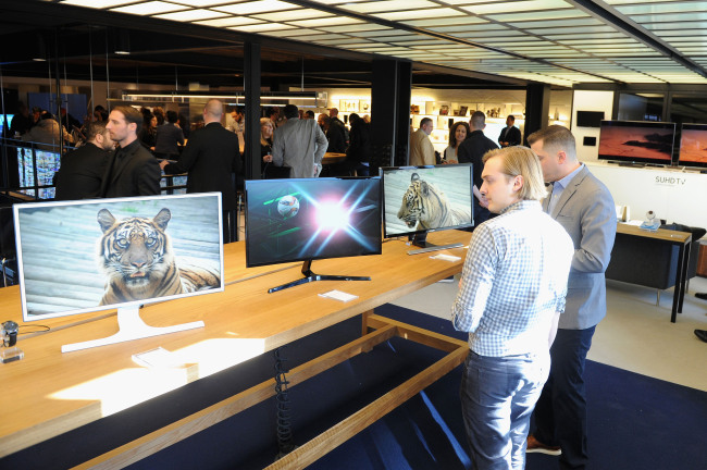 SAMSUNG QUANTUM-DOT TV DEBUTS IN U.S. -- Visitors look at Samsung Electronics’ second-generation SUHD TVs at the launch event held Tuesday at the company’s Marketing Center of Excellence in New York. Based on Samsung’s quantum-dot technology, the new models offer more accurate and vibrant picture quality compared to traditional liquid crystal display TVs. (Samsung Electronics)